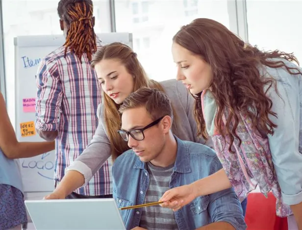 etudiants-en-mode-travaillant-en-equipe