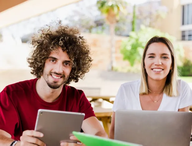 Comment-le-BTS-Communication-te-prépare-à-travailler-dans-tous-les-secteurs-sport-mode-luxe-tech
